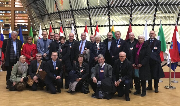 Her ses den folkekirkelige delegation på besøg i Europa-Parlamentet. Marianne Gaarden ses til venstre i den røde jakke. Foto: Mellemkirkeligt Råd. 