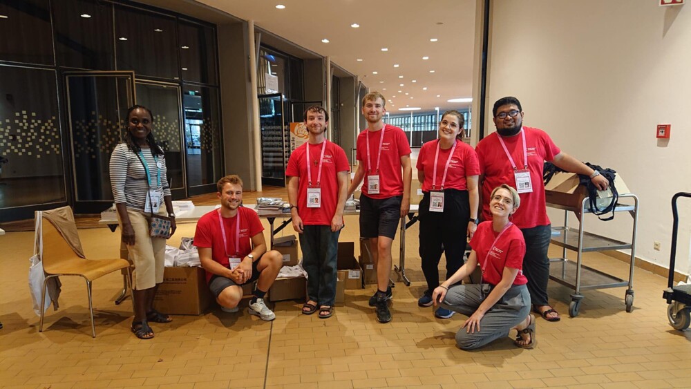 Stewards i ens t-shirts står klar til at arbejde