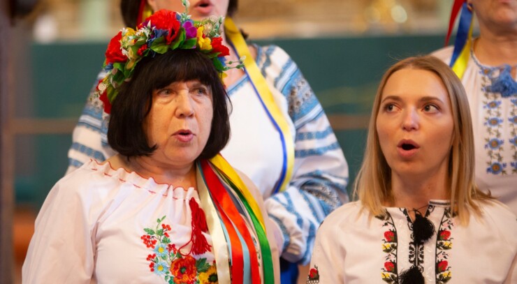 ukrainske kvinder synger i kirke