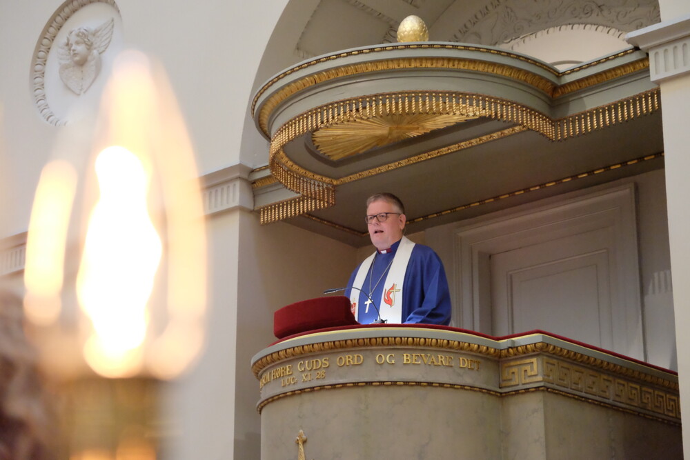 biskop i Metodistkirken Christian Alsted på prædikestolen