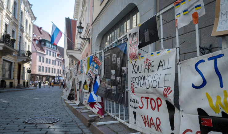 Billede i Tallinns gader med ukraine-bannere, blandt andet "stop war" og "you are all responsible"