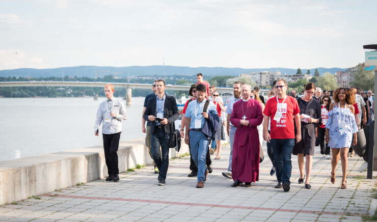 Billede fra mindemarch. Søndag d. 3. juni 2018 blev der afholdt mindemarch i Novi Sad i Serbien for at mindes ofre for massakrer, krige og bombninger i byen og for at give udtryk, at det ikke må ske igen i Europa, skriver Mogens Kjær delegeret ved Konferencen for Europæiske Kirkers generalforsamling i Novi Sad, Serbien. 